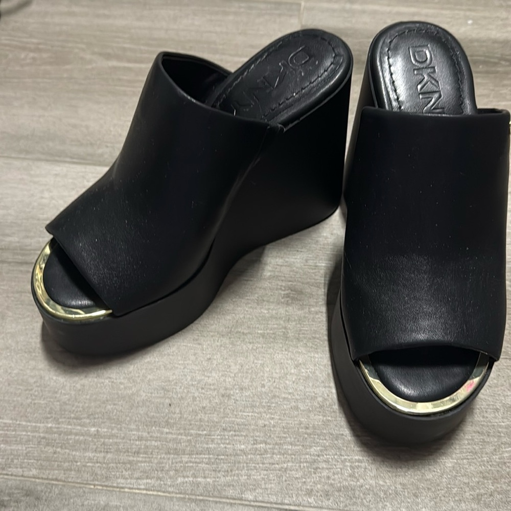 NWOT DKNY BLACK WEDGE SLIDES